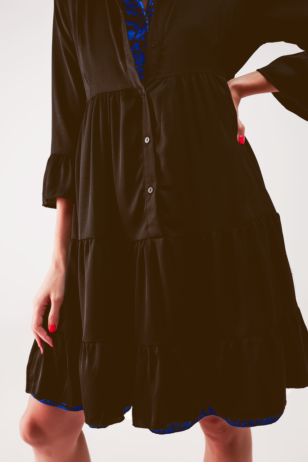 Vestido corto amplio con diseño escalonado en negro Vestido corto amplio con diseño escalonado en negro