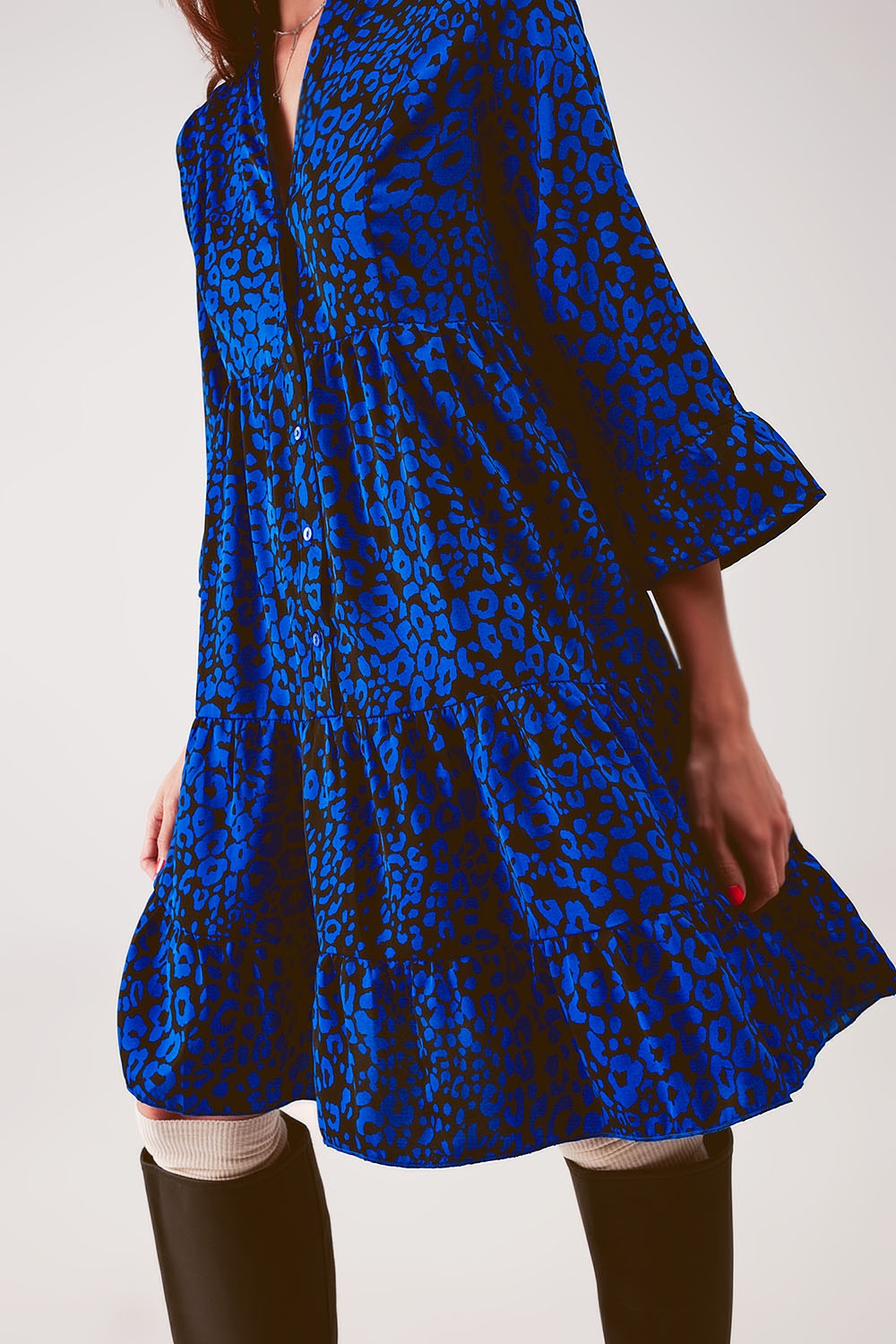 Vestido corto con estampado animal azul amplio y falda escalonada Vestido corto con estampado animal azul amplio y falda escalonada