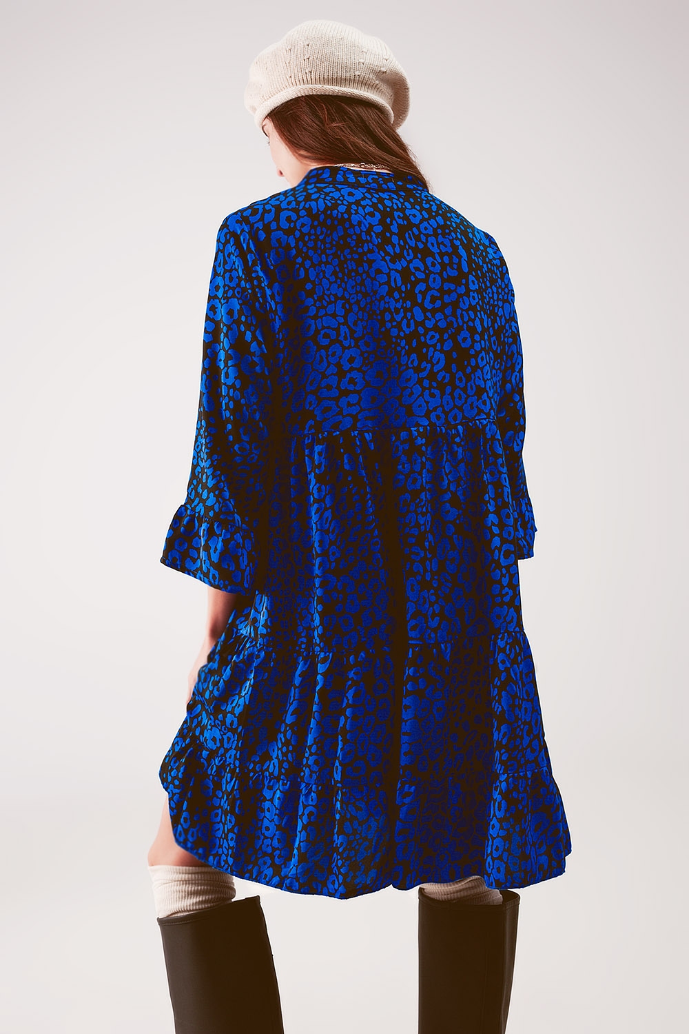 Vestido corto con estampado animal azul amplio y falda escalonada Vestido corto con estampado animal azul amplio y falda escalonada