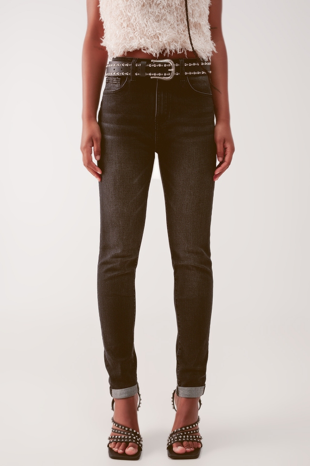 Eng geschnittene Jeans in verwaschenem Schwarz mit sehr hoher Taille