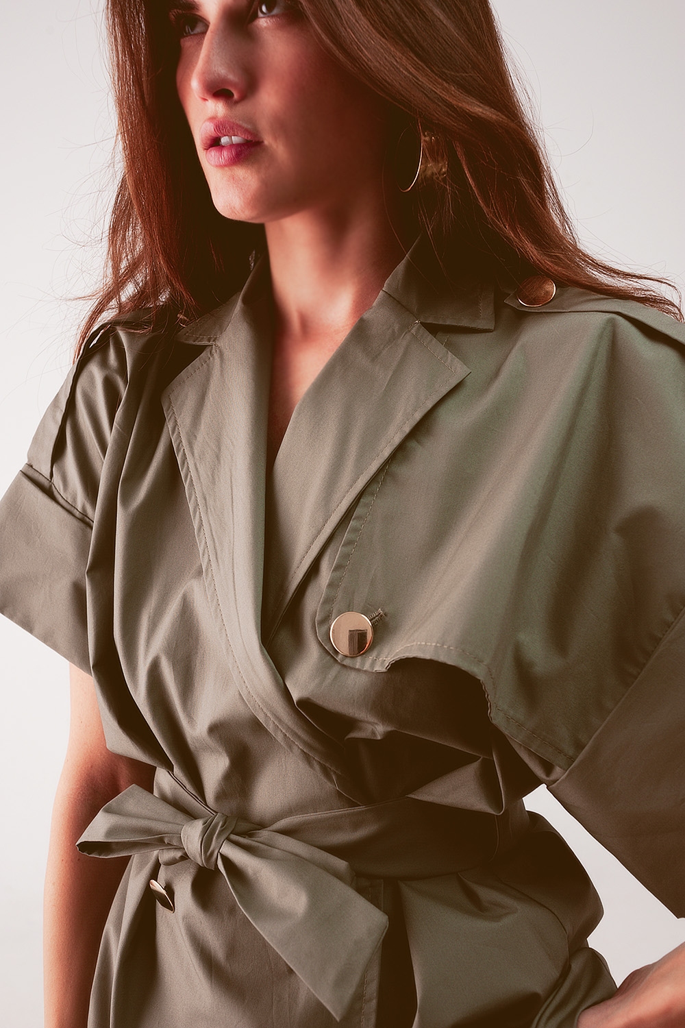 Chaqueta con hombros ca&iacute;dos y cintur&oacute;n caqui