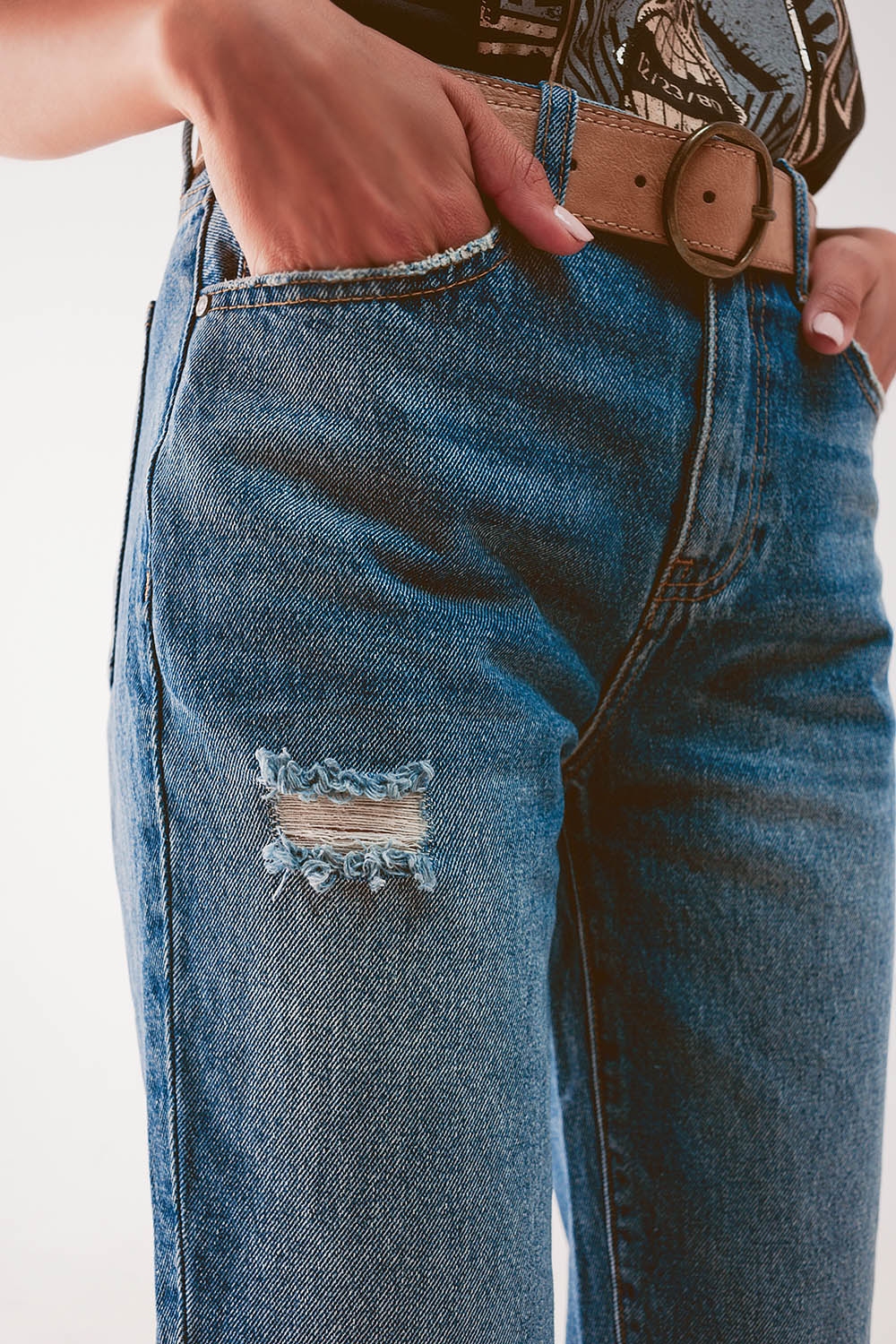 Vaqueros azules de tiro alto con detalle rasgado en el muslo Vaqueros azules de tiro alto con detalle rasgado en el muslo