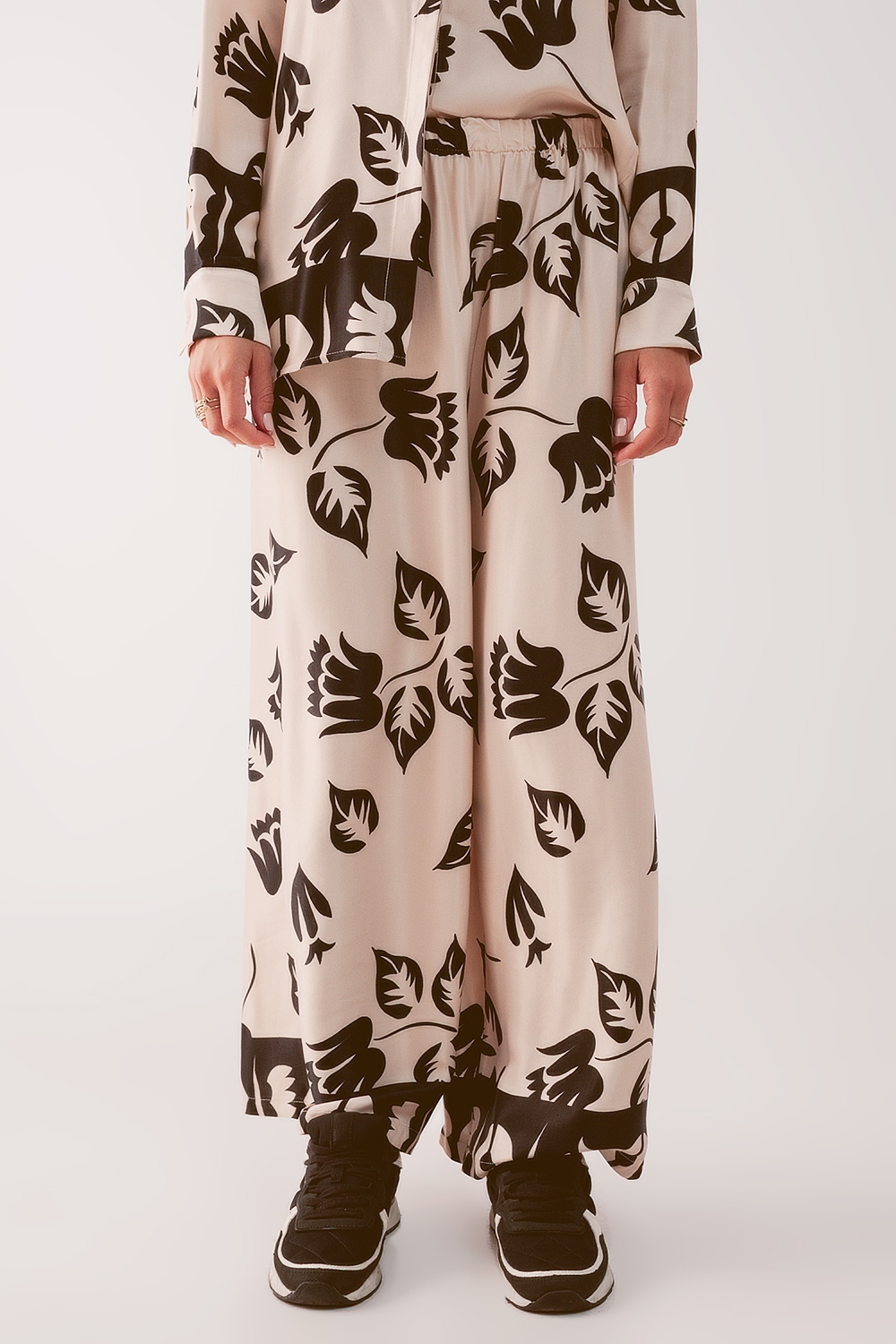 Pantalones crema el&aacute;sticos de pernera muy ancha