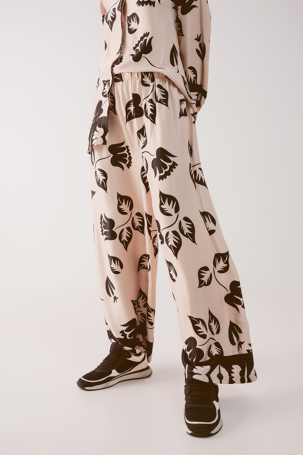 Pantalones crema el&aacute;sticos de pernera muy ancha