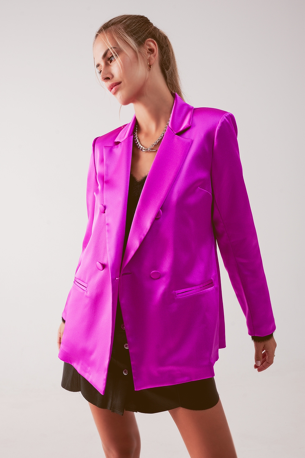 Americana de traje fucsia con doble botonadura de satén Americana de traje fucsia con doble botonadura de satén