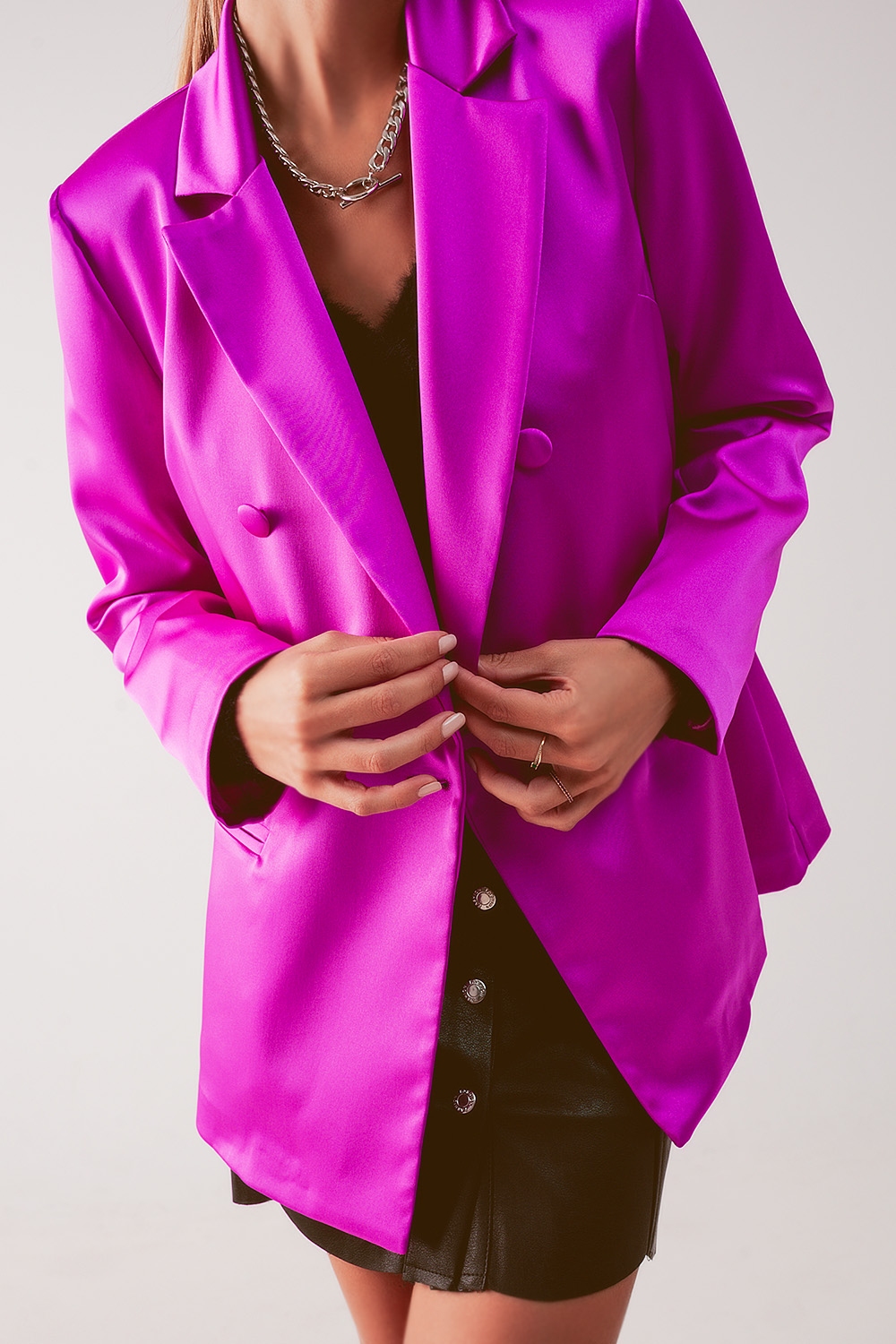Americana de traje fucsia con doble botonadura de satén Americana de traje fucsia con doble botonadura de satén