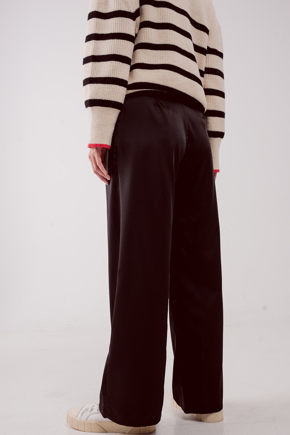 Pantalones palazzo con pinzas en negro Pantalones palazzo con pinzas en negro