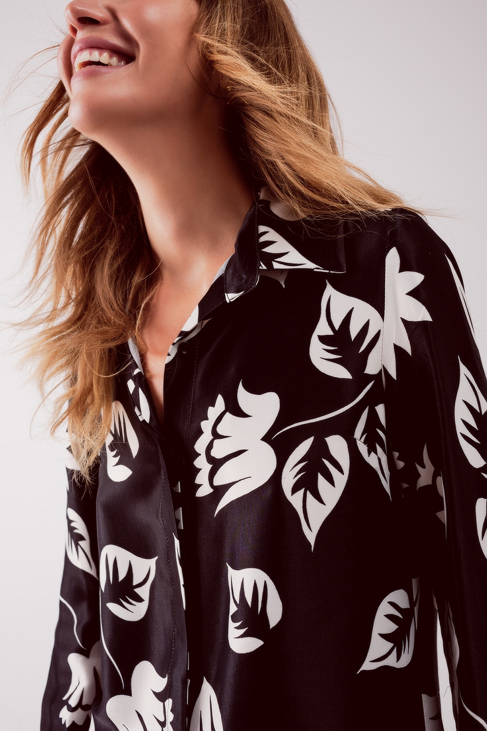 Camisa negra con estampado de flores Camisa negra con estampado de flores