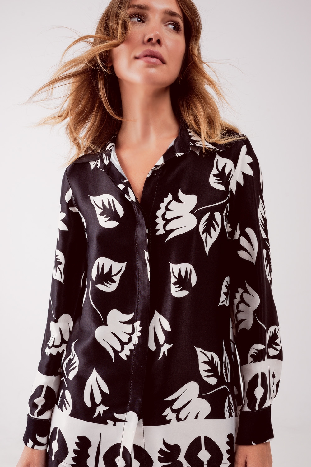 Camisa negra con estampado de flores Camisa negra con estampado de flores
