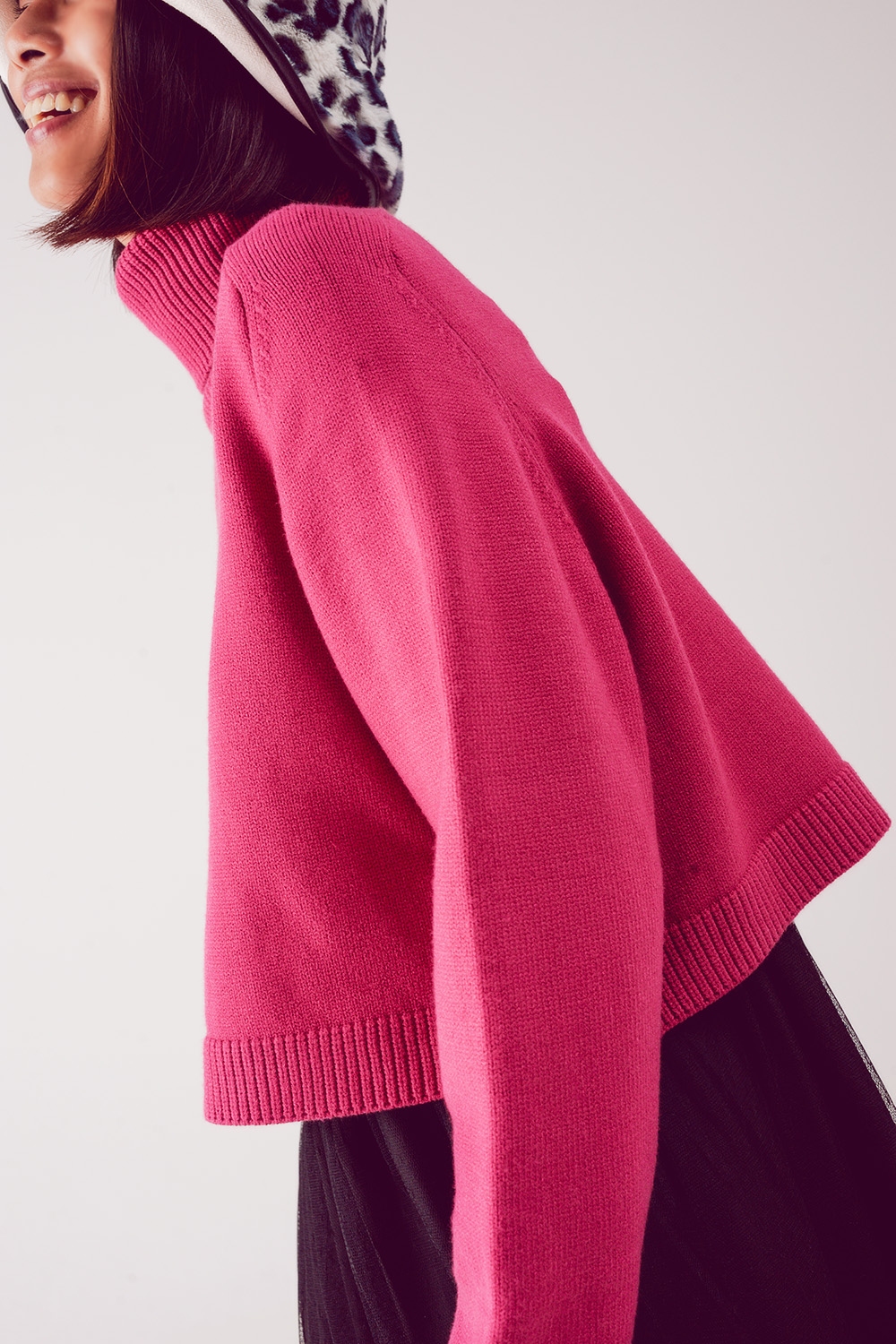 Jersey cropped de cuello alto en fucsia