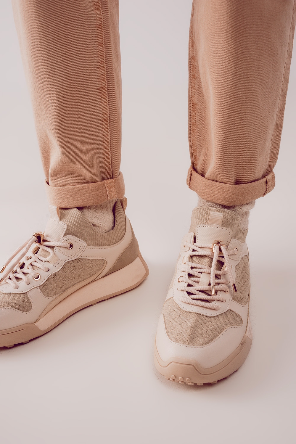 Vaqueros de algod&oacute;n de talle medio en BEIGE