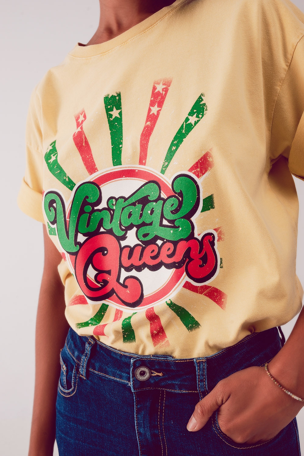 Camiseta casual con estampado gr&aacute;fico de Vintage Queens en amarillo