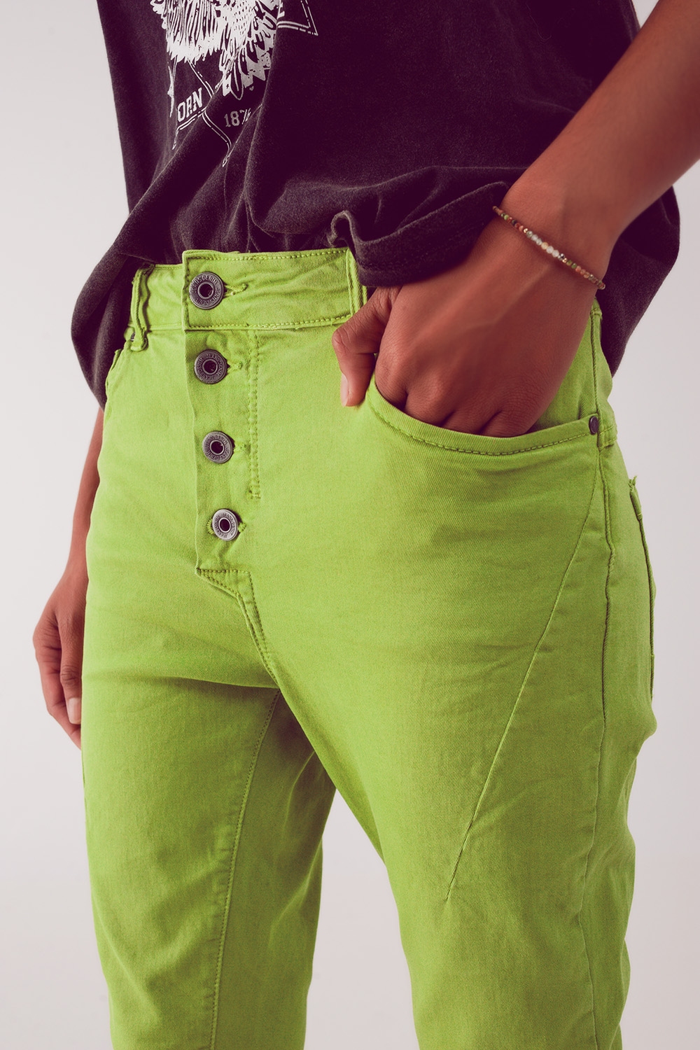 Vaqueros pitillo color verde con botones a la vista Vaqueros pitillo color verde con botones a la vista