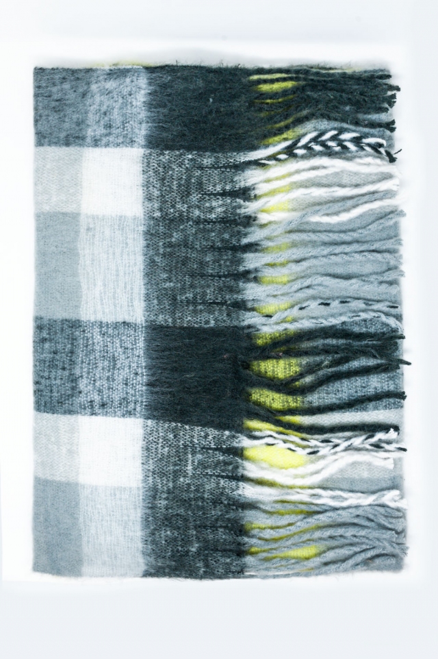 Sciarpa con frange a quadri di colore grigio