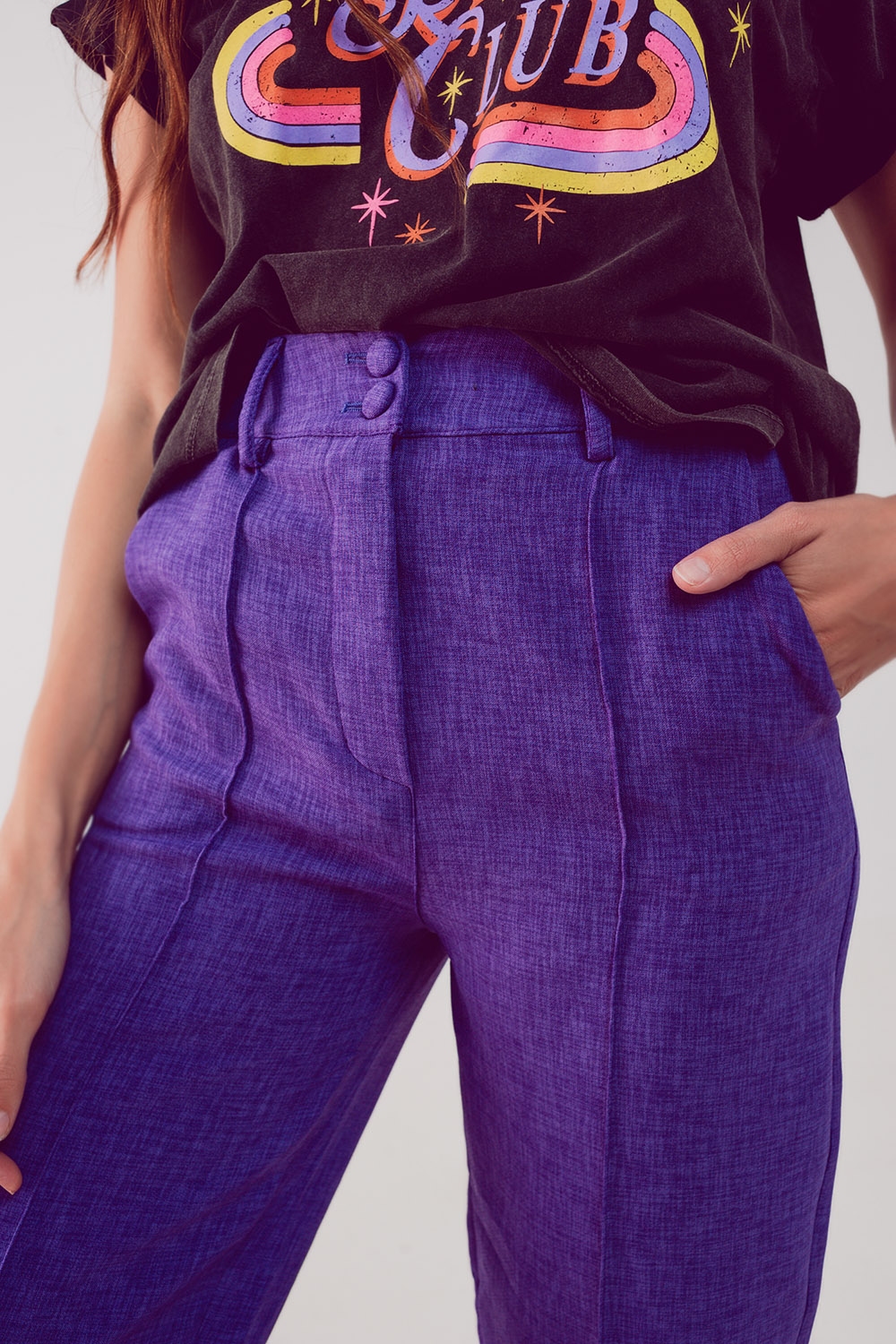 Pantalones morados de corte sartorial y pernera recta Pantalones morados de corte sartorial y pernera recta