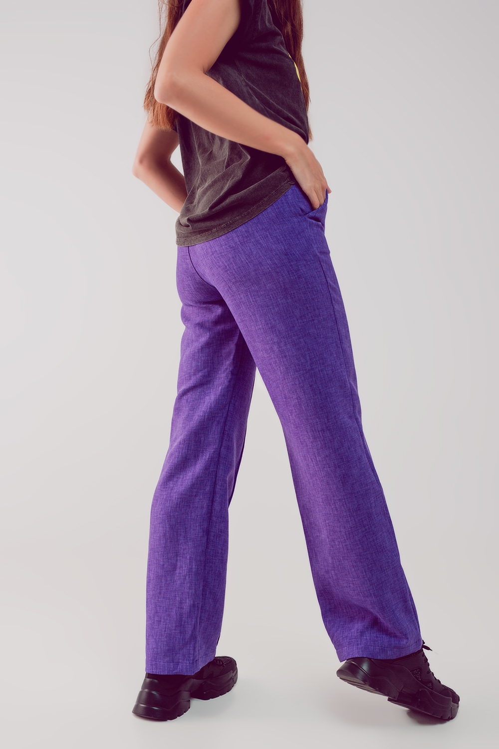 Pantalones morados de corte sartorial y pernera recta Pantalones morados de corte sartorial y pernera recta