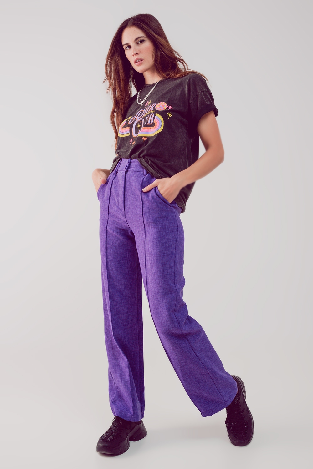 Pantalones morados de corte sartorial y pernera recta Pantalones morados de corte sartorial y pernera recta