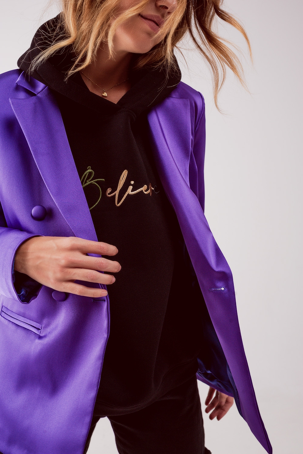 Blazer morado con doble botonadura de sastre de sat&eacute;n