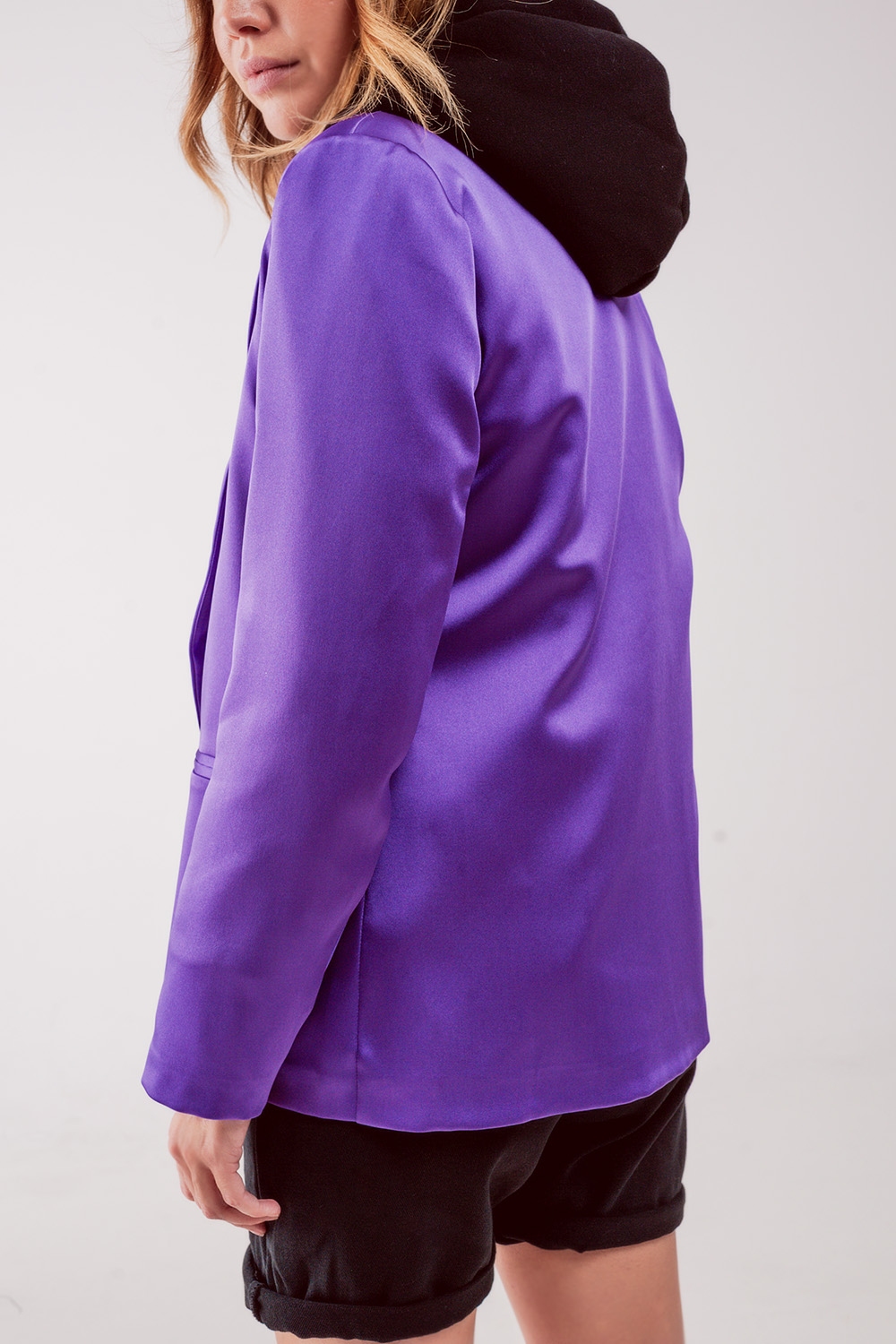 Blazer morado con doble botonadura de sastre de sat&eacute;n