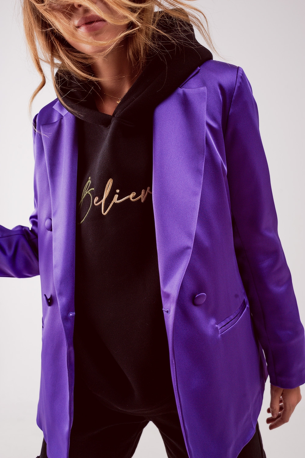 Blazer morado con doble botonadura de sastre de sat&eacute;n
