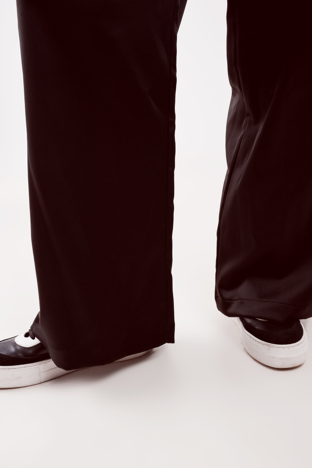 Pantalones negros de pernera ancha de satén Pantalones negros de pernera ancha de satén