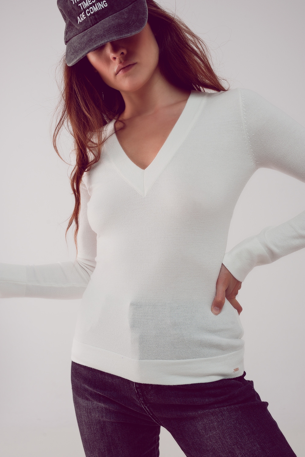Jersey crema con escote V de punto fino Jersey crema con escote V de punto fino