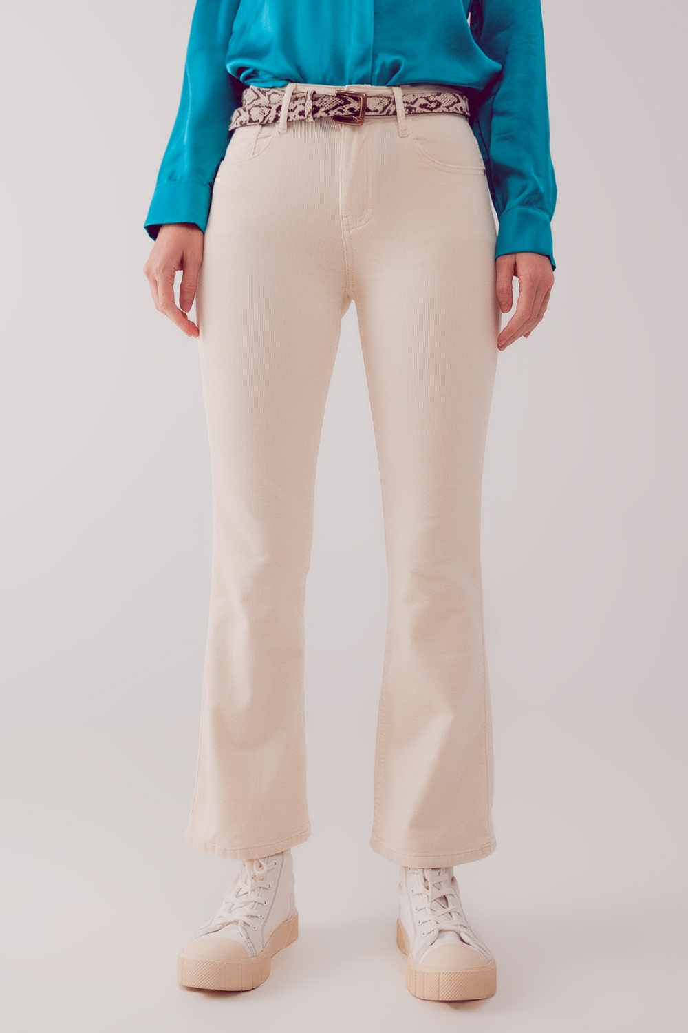 Pantalones acampanados de pana en color crema Pantalones acampanados de pana en color crema