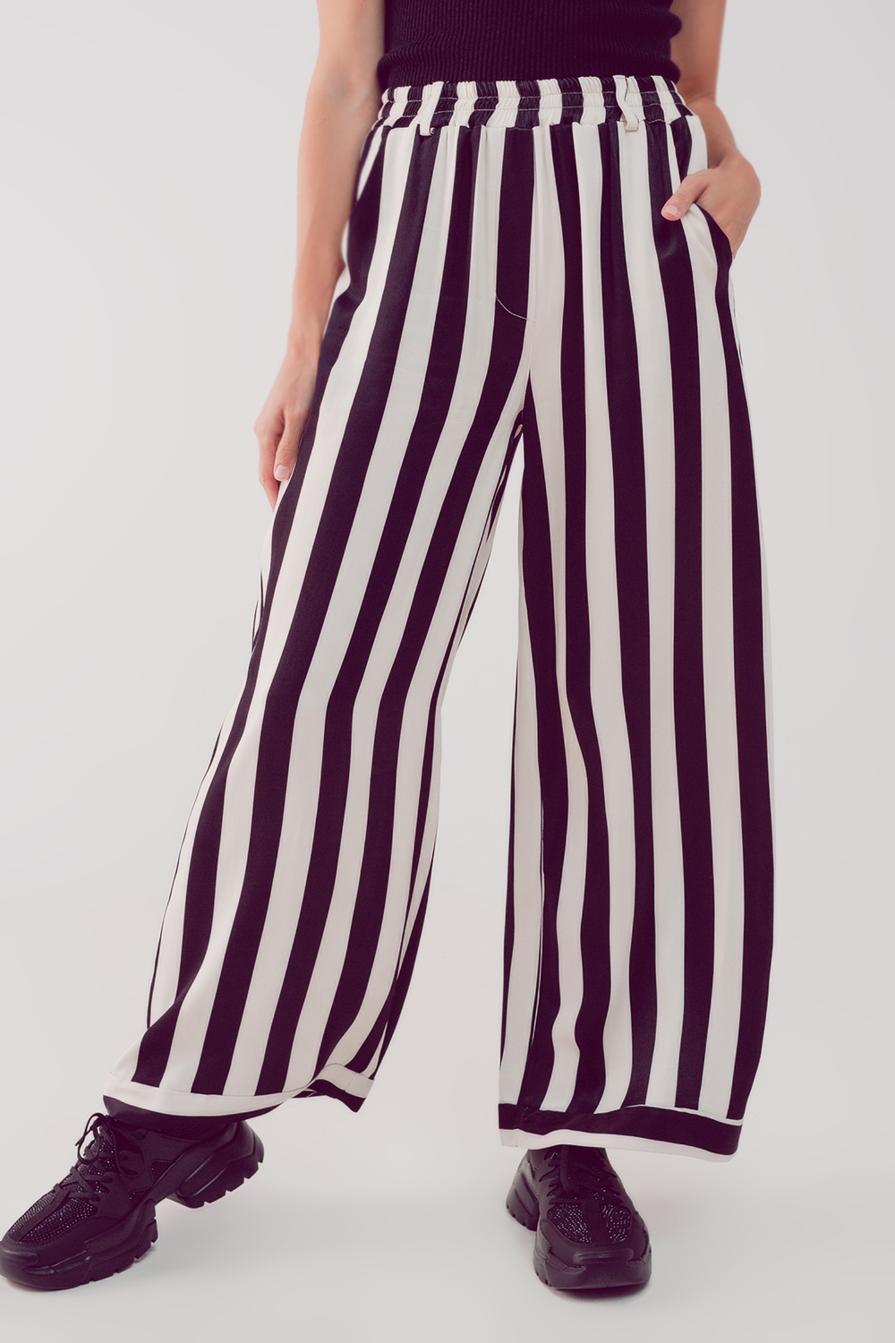 pantalón de saten de pernera ancha con rayas blancas y negras pantalón de saten de pernera ancha con rayas blancas y negras
