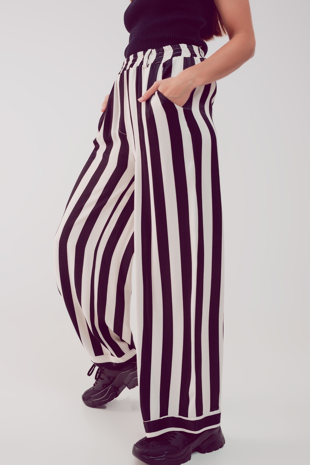 pantalón de saten de pernera ancha con rayas blancas y negras pantalón de saten de pernera ancha con rayas blancas y negras