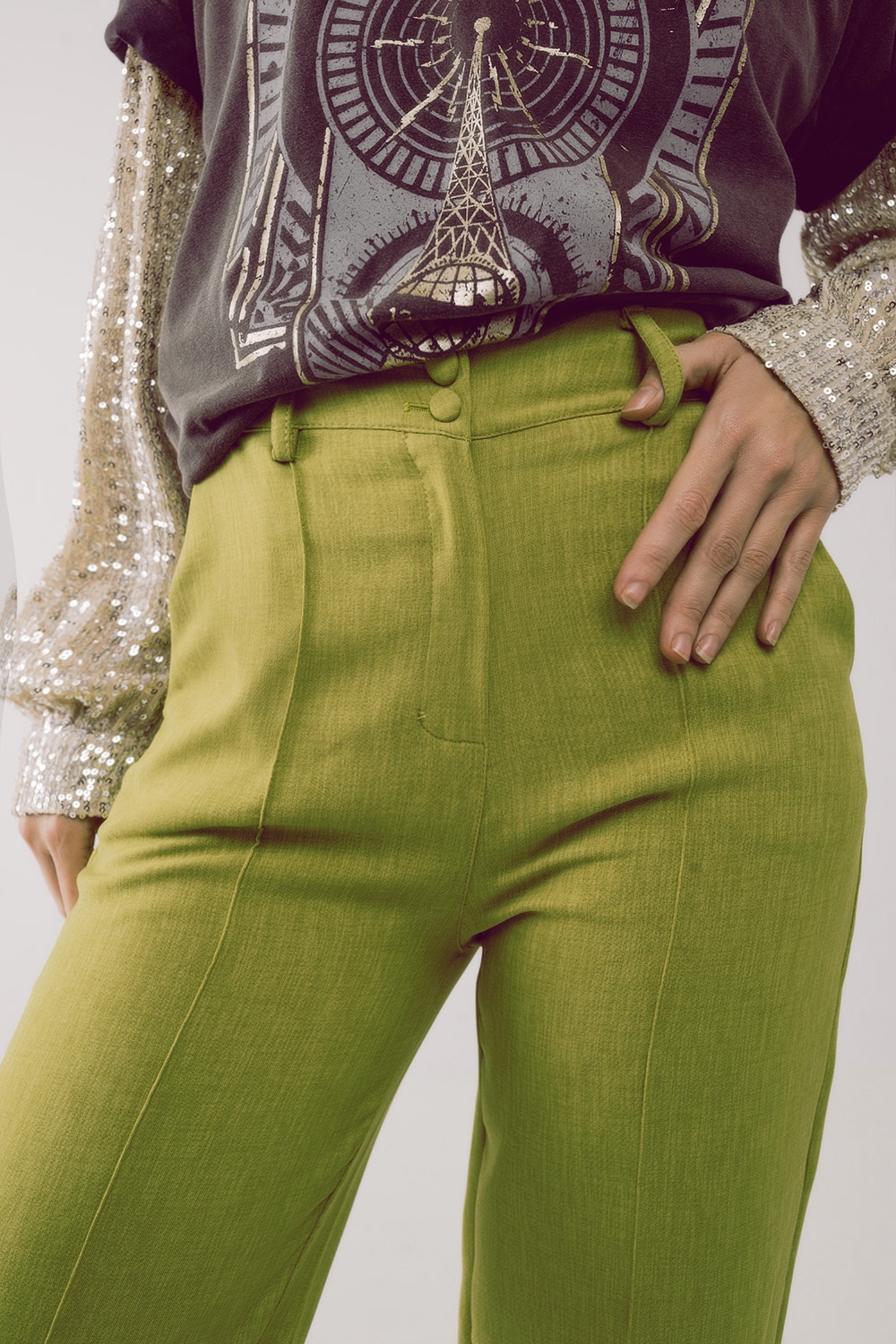 Pantalones verdes de corte sartorial y pernera recta Pantalones verdes de corte sartorial y pernera recta