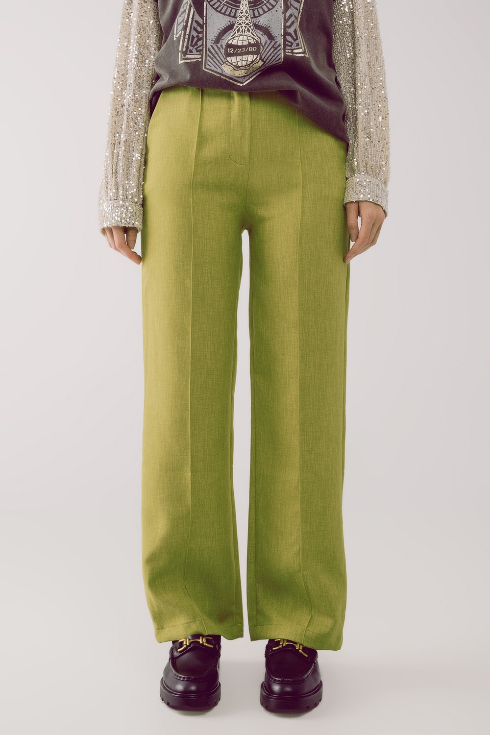 Pantalones verdes de corte sartorial y pernera recta Pantalones verdes de corte sartorial y pernera recta