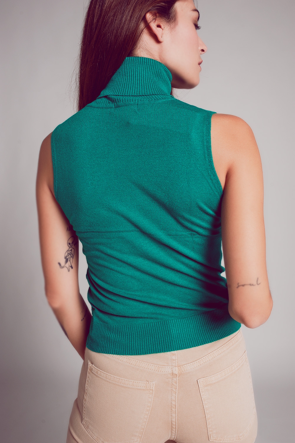 sueter sin mangas cuello alto en verde