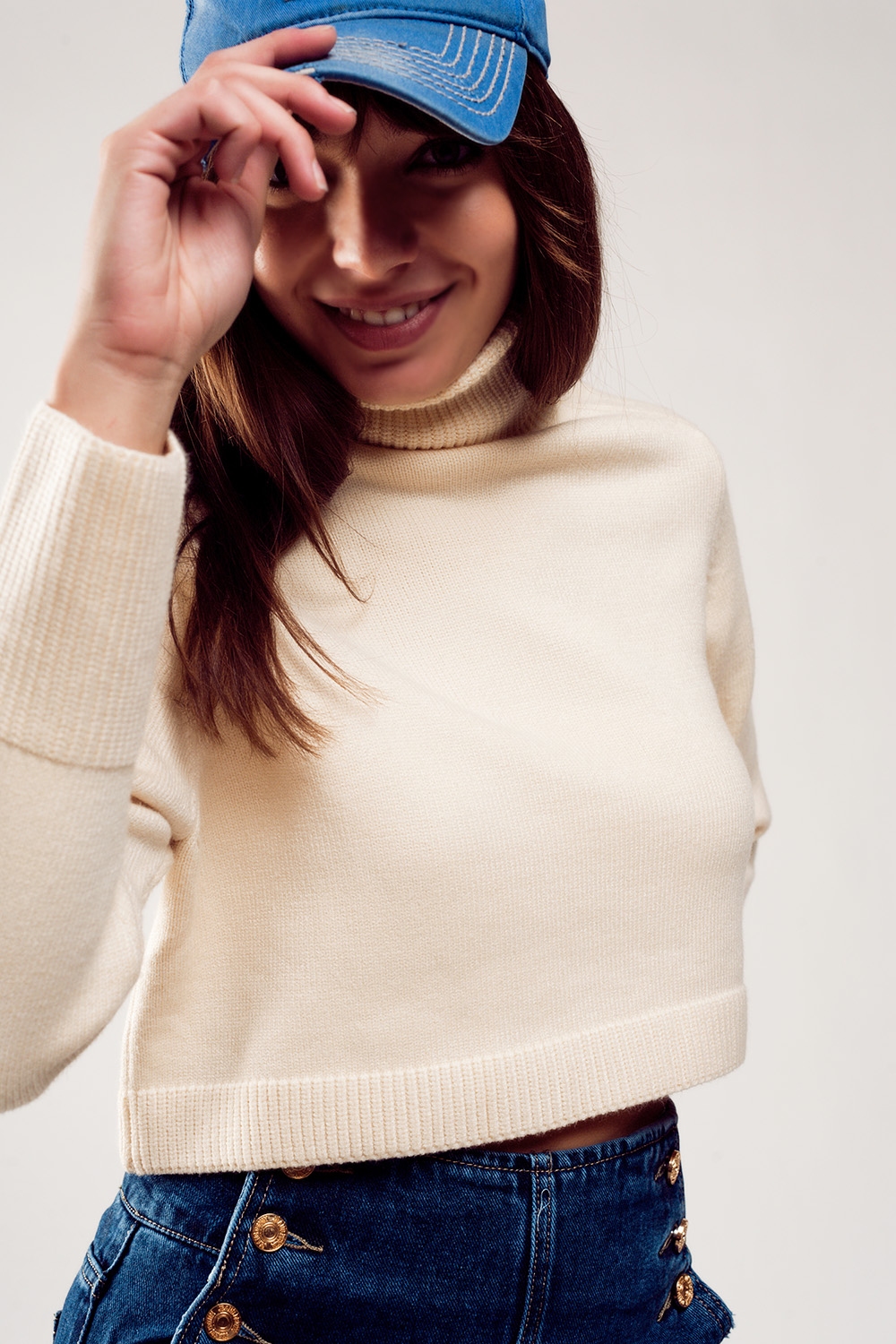 Jersey cropped de cuello alto en crema Jersey cropped de cuello alto en crema