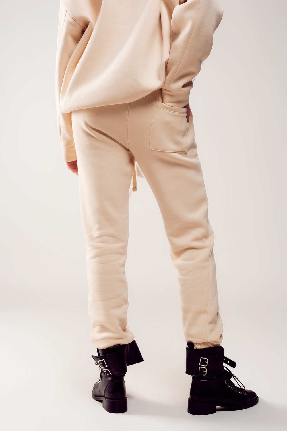 Jogger de algod&oacute;n en color crema