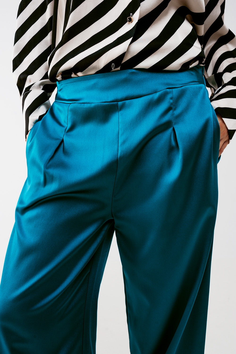 Pantalones azules de pernera ancha de satén Pantalones azules de pernera ancha de satén