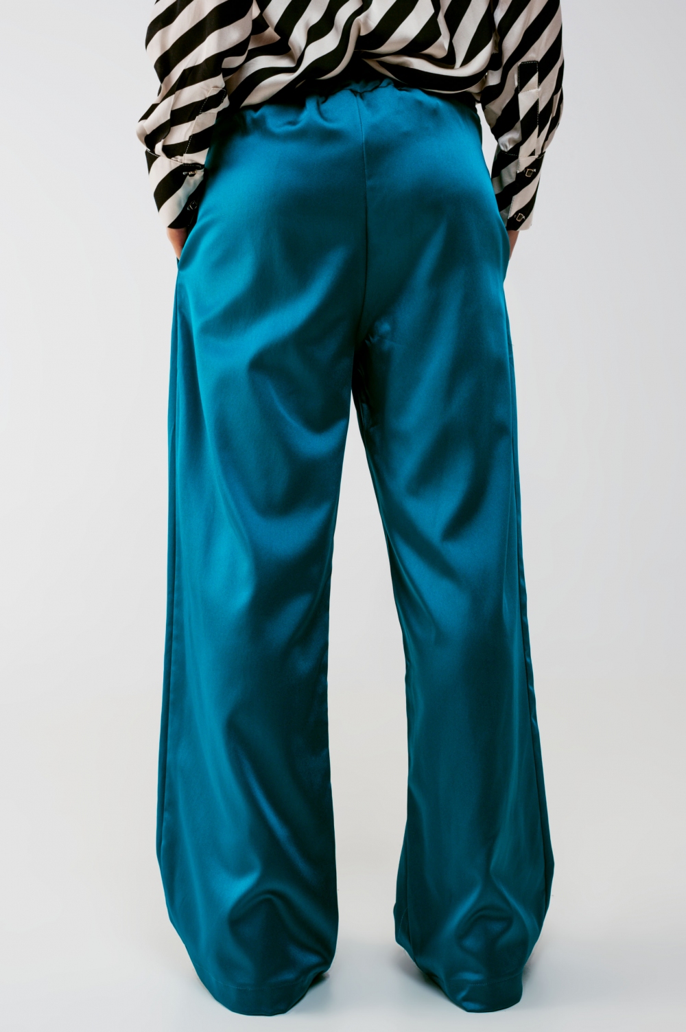 Pantalones azules de pernera ancha de satén Pantalones azules de pernera ancha de satén