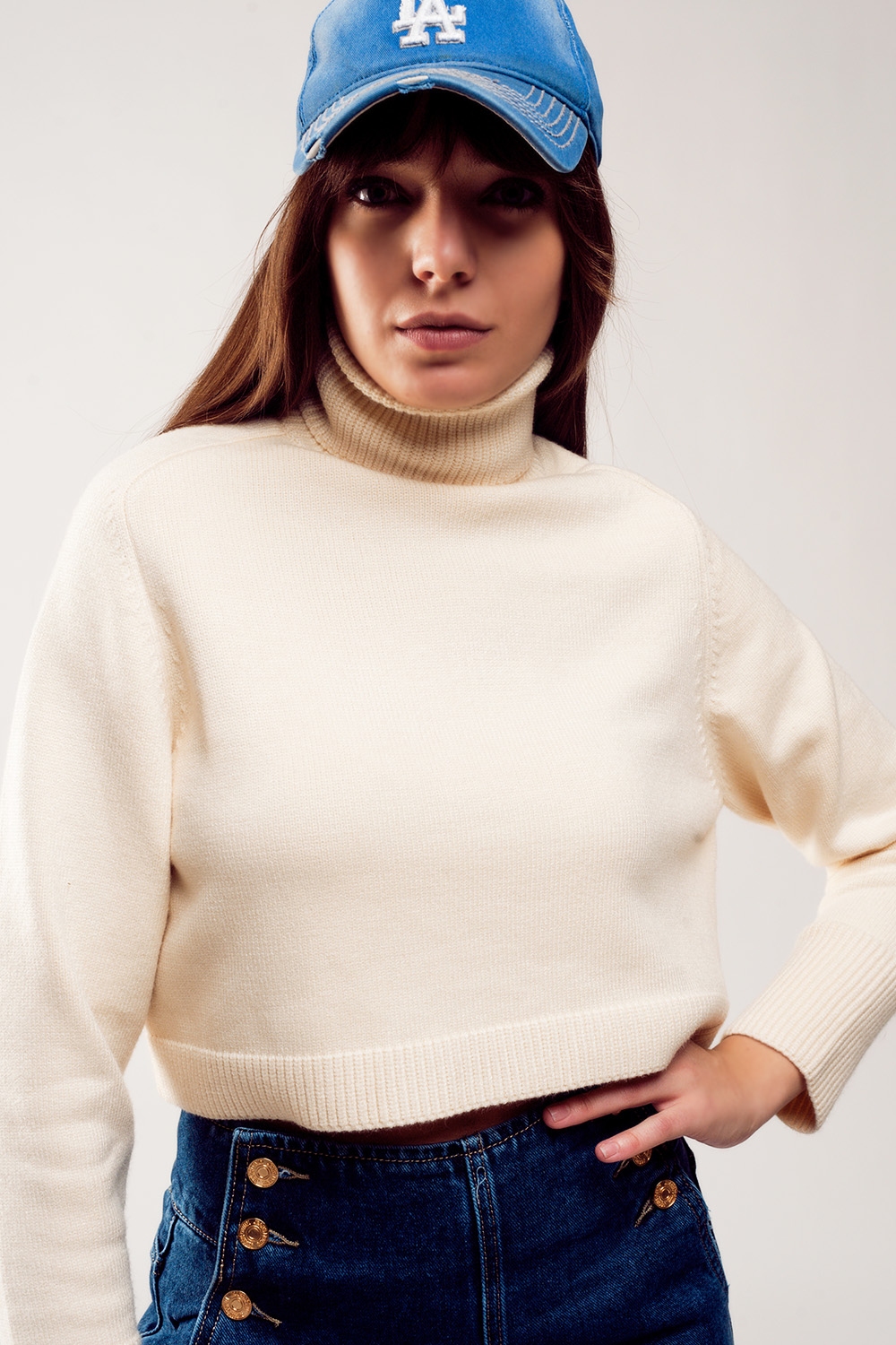 Jersey cropped de cuello alto en crema Jersey cropped de cuello alto en crema