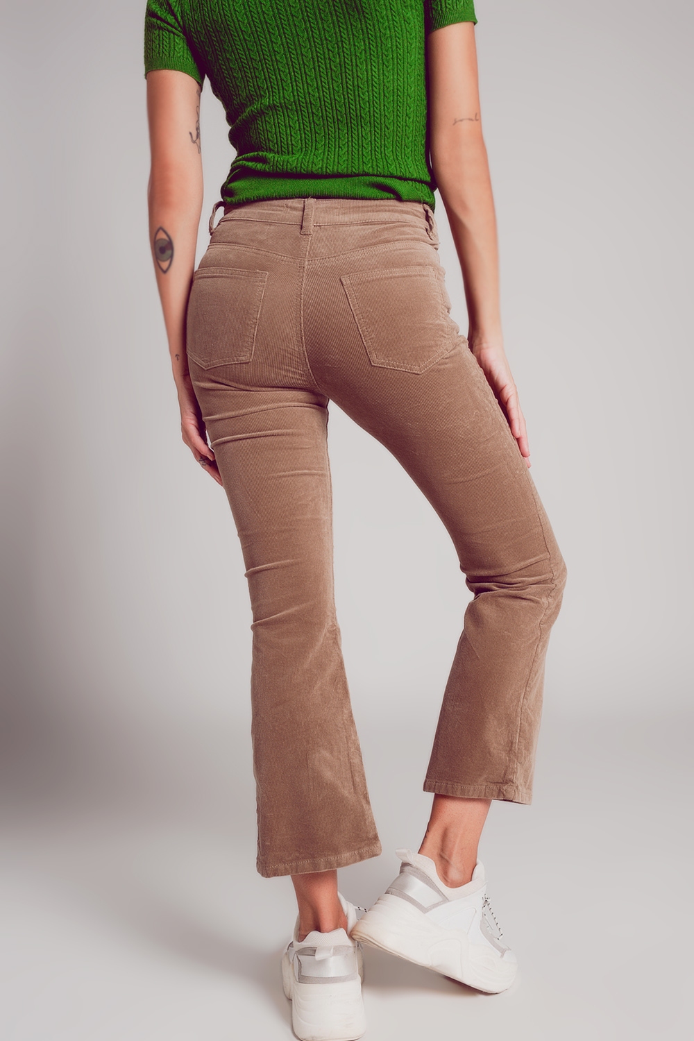 Pantalones acampanados de pana en color beige Pantalones acampanados de pana en color beige