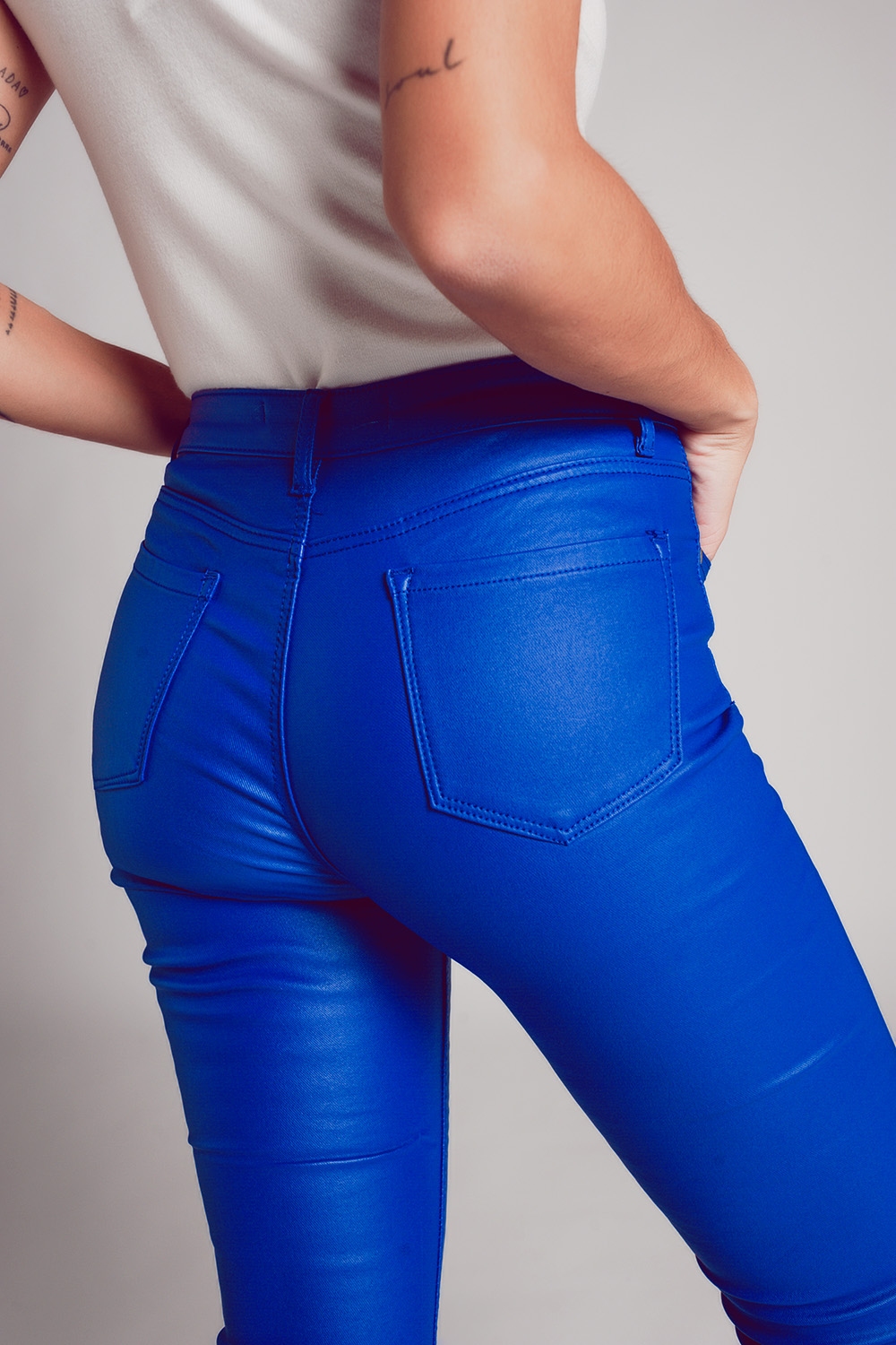 Pantalones elásticos de piel sintética en azul
