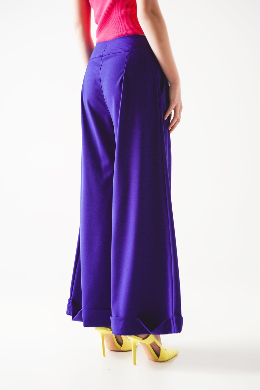 Pantalones anchos plisados de color morado Pantalones anchos plisados de color morado