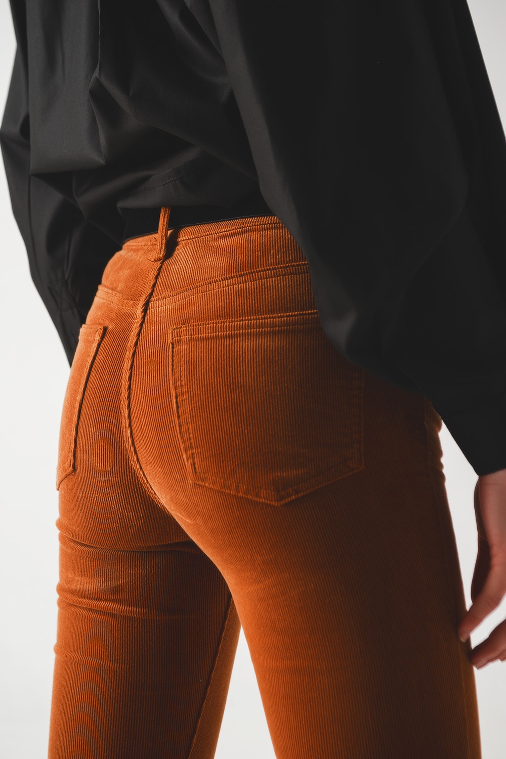 Pantalones acampanados de pana en color camel Pantalones acampanados de pana en color camel