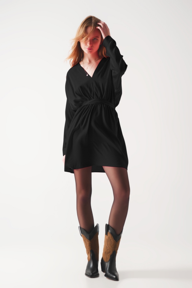 Mini vestido de cetim em preto
