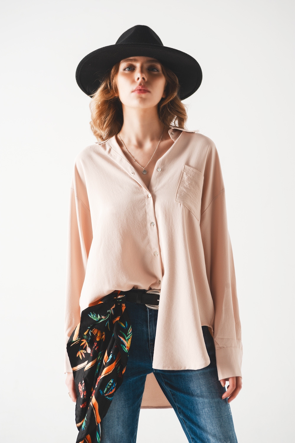 Camisa beige extragrande con detalle de bolsillo Camisa beige extragrande con detalle de bolsillo