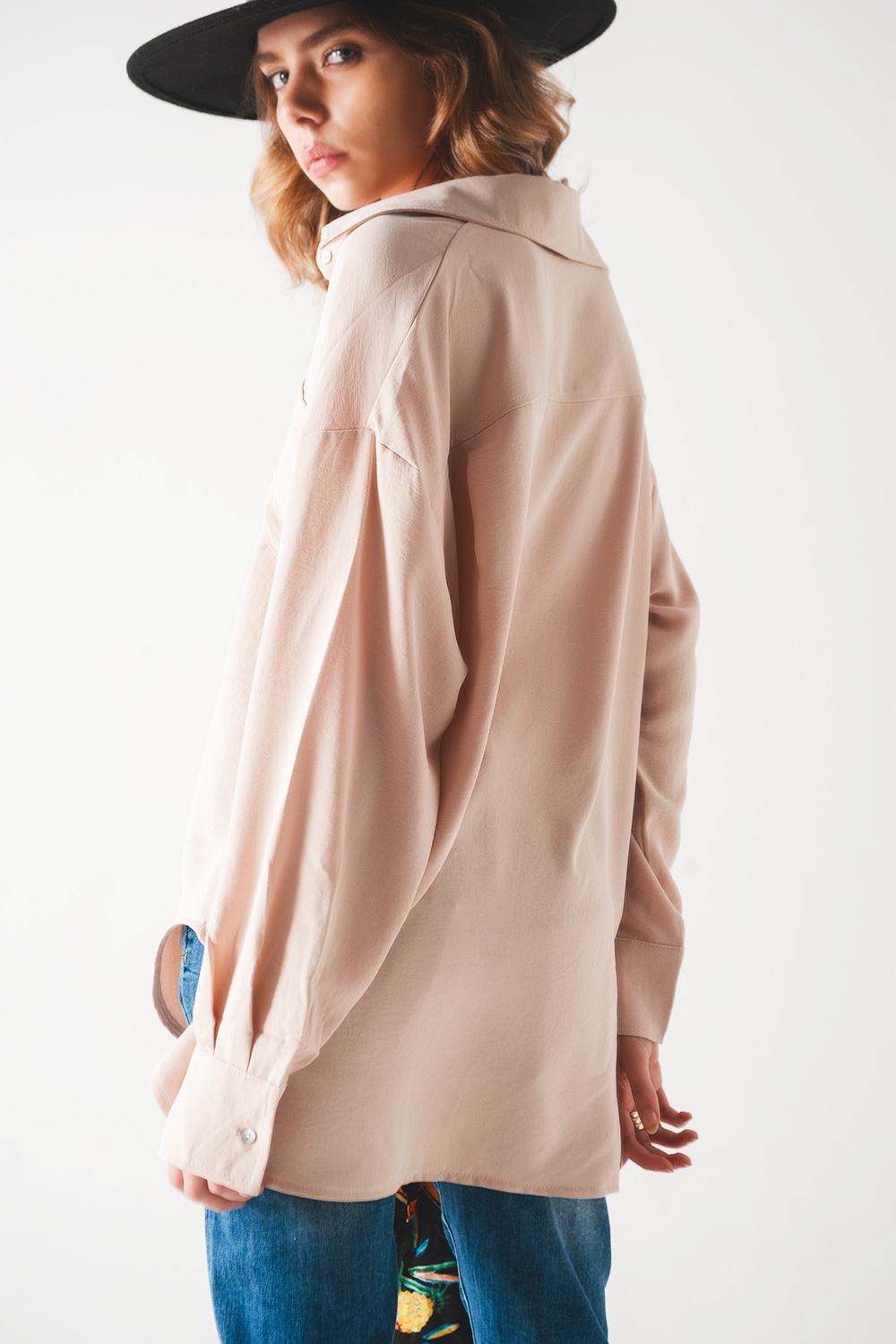 Camisa beige extragrande con detalle de bolsillo Camisa beige extragrande con detalle de bolsillo