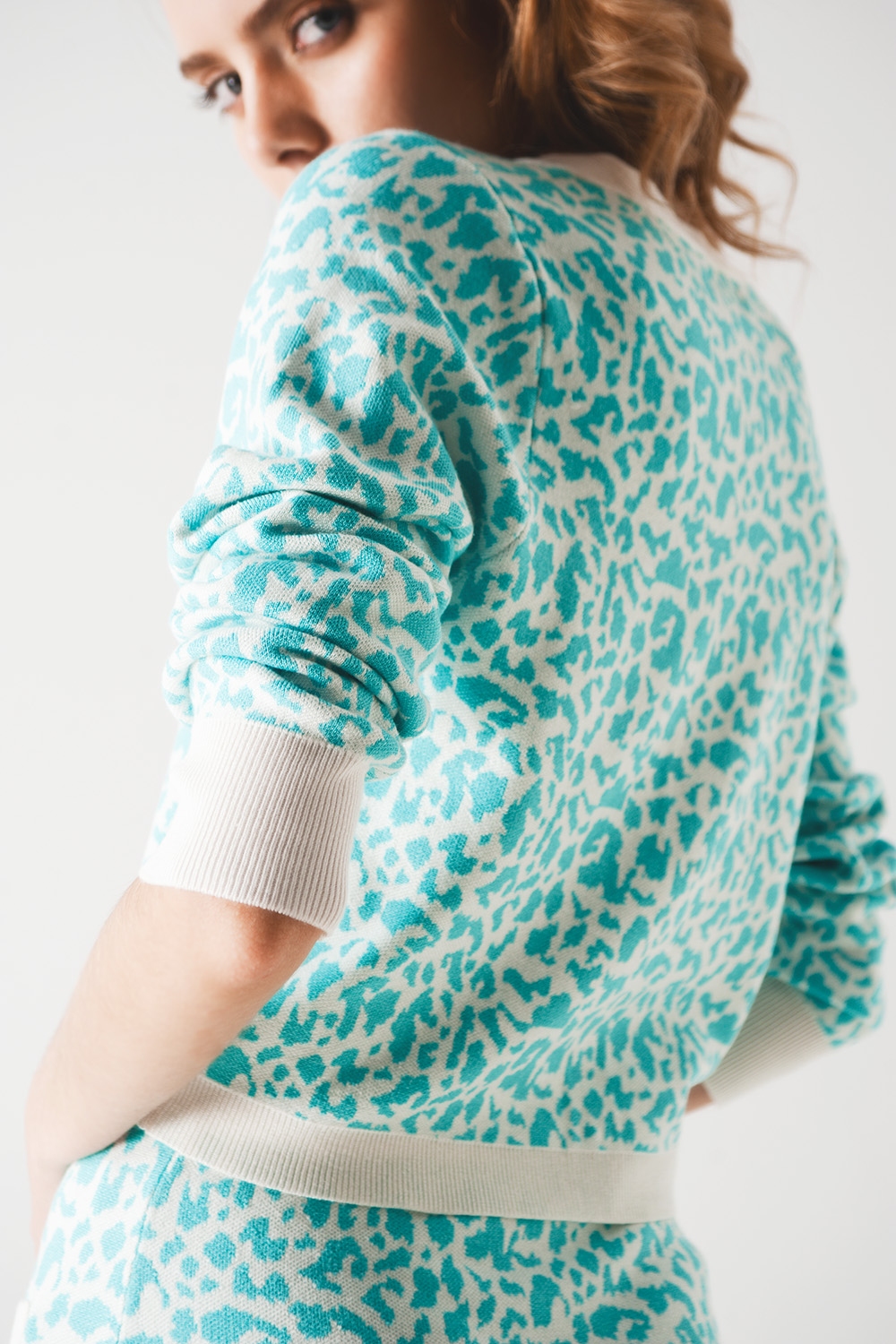 C&aacute;rdigan ligero en estampado animal turquesa