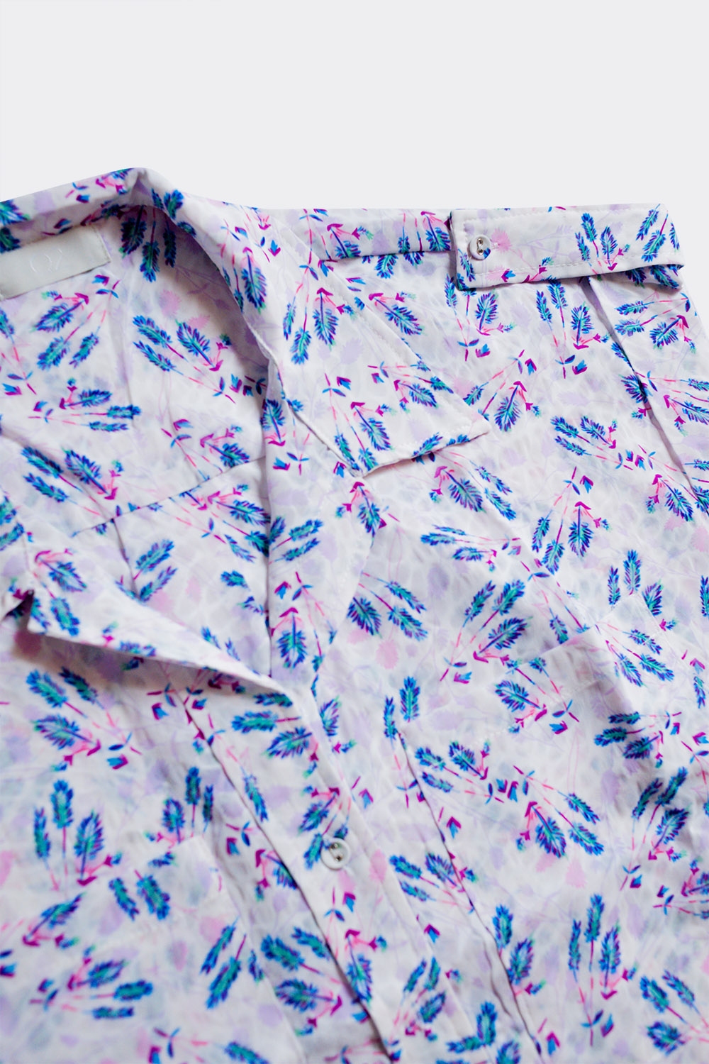 Blusa morada con bolsillos y estampado de florecitas Blusa morada con bolsillos y estampado de florecitas