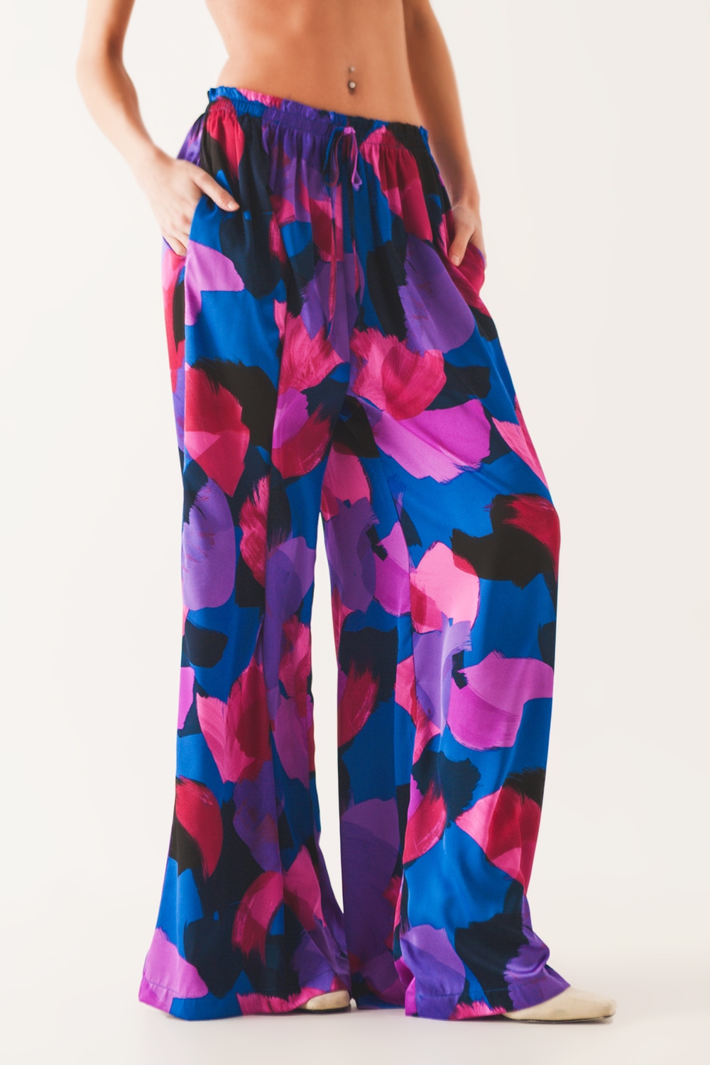 Pantalones morados de pernera ancha con estampado floral Pantalones morados de pernera ancha con estampado floral