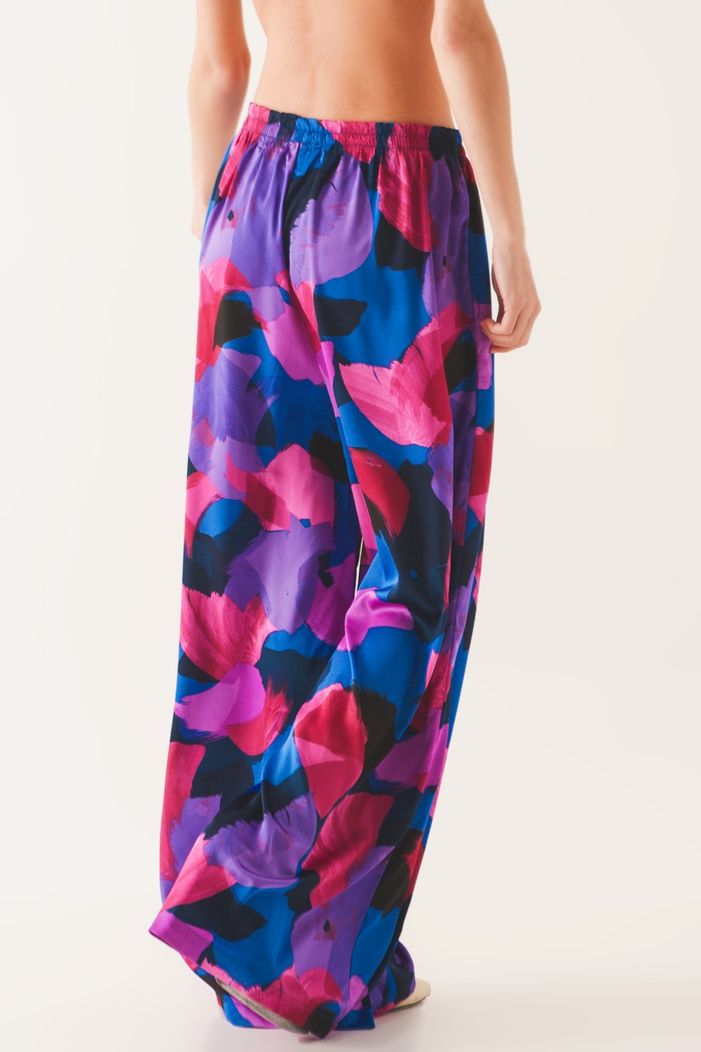 Pantalones morados de pernera ancha con estampado floral Pantalones morados de pernera ancha con estampado floral