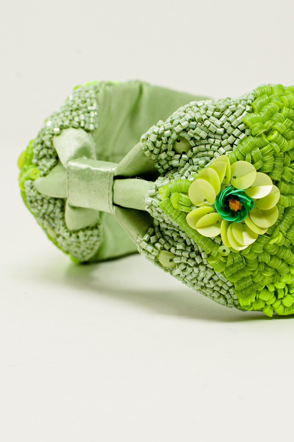 Diadema gruesa embellecida con flores verdes Diadema gruesa embellecida con flores verdes