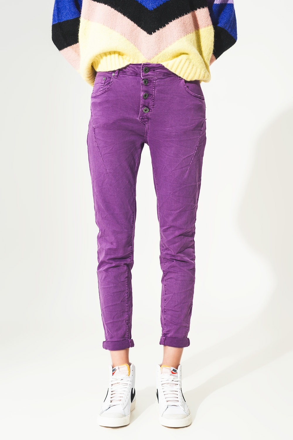 Vaqueros pitillo color morado con botones a la vista Vaqueros pitillo color morado con botones a la vista